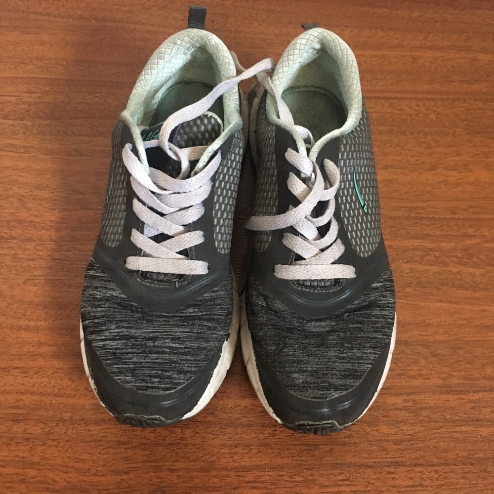 LA Gear walking shoes